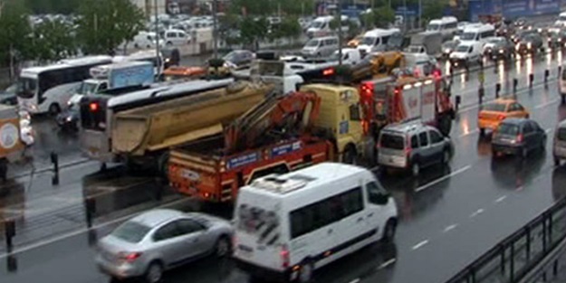Kontrolünü kaybeden TIR metrobüs yoluna girdi