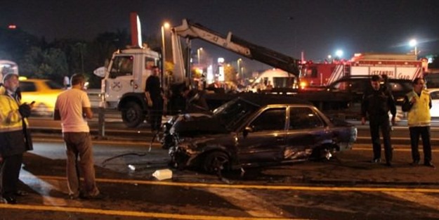 Kontrolünü kaybetti, metrobüs yoluna daldı