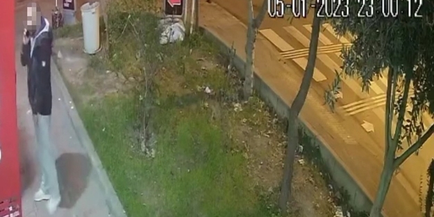 Konuşma bahanesiyle istediği telefonu böyle çalıp kaçtı