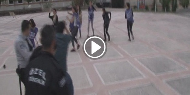 Konuşmacıyı protesto edip güvenliğe yumurta attılar!