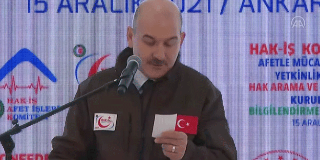 Konuşmasını yarıda kesti! Gelen notu okuyan Soylu'ya alkış yağmuru