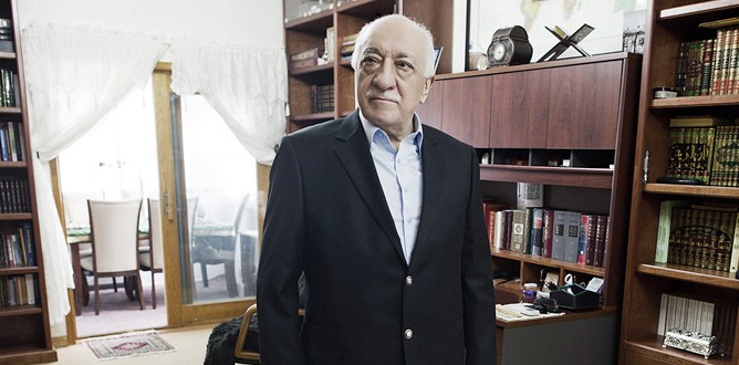 Gülen konuştukça batıyor