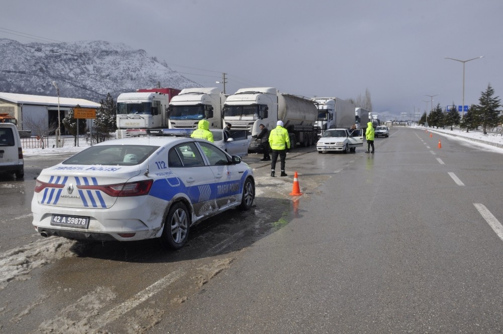 Konya - Antalya Karayolunda trafiğe tipi ve don engeli 
