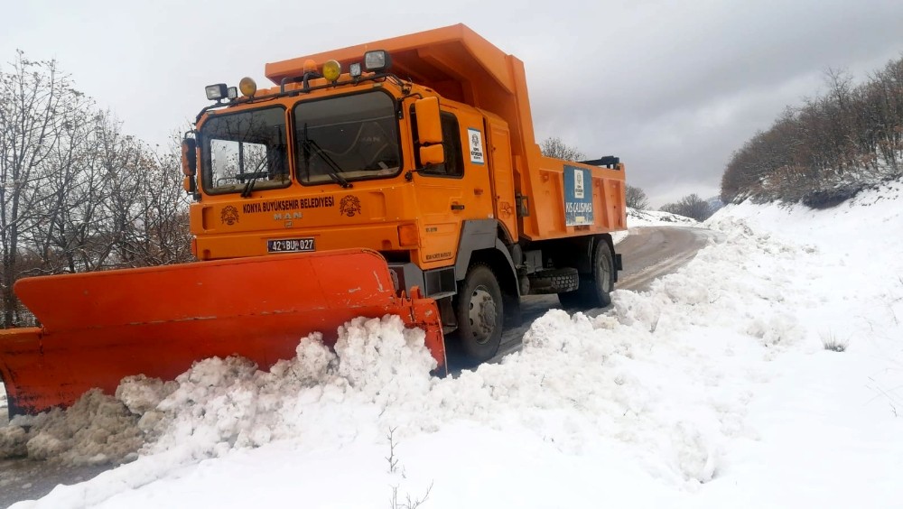 Konya Büyükşehir Belediyesi, kar ve buzlanmaya karşı 31 ilçede 24 saat görevde 