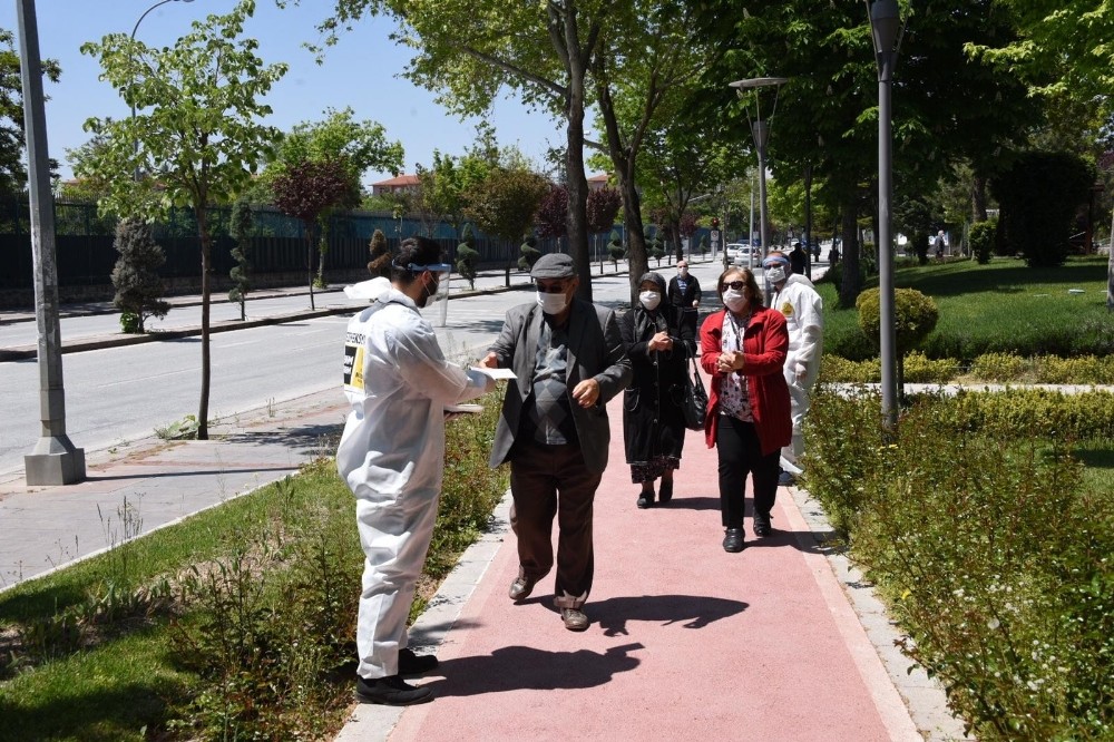 Konya Büyükşehir sokağa çıkan büyüklerini yalnız bırakmadı 