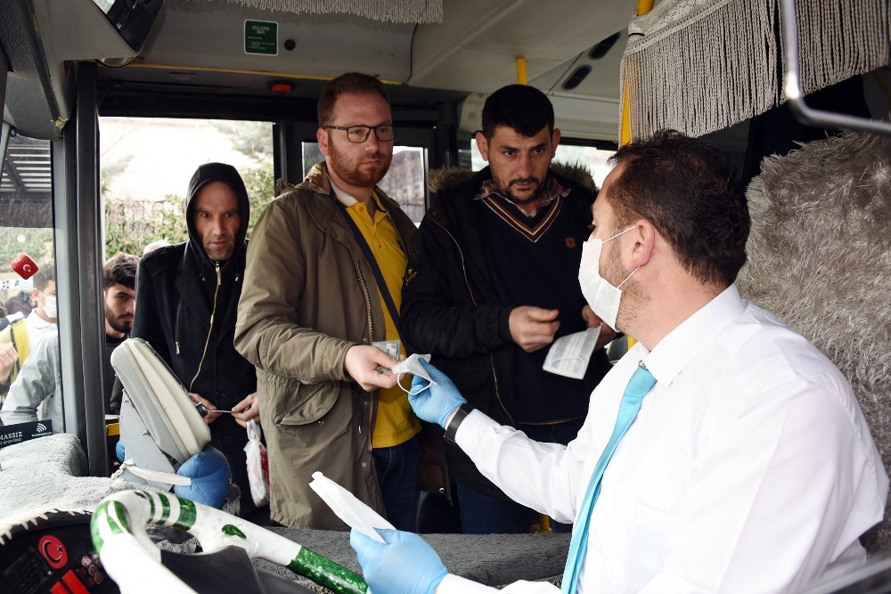 Konya Büyükşehir toplu ulaşımı kullanan yolculara maske dağıttı 