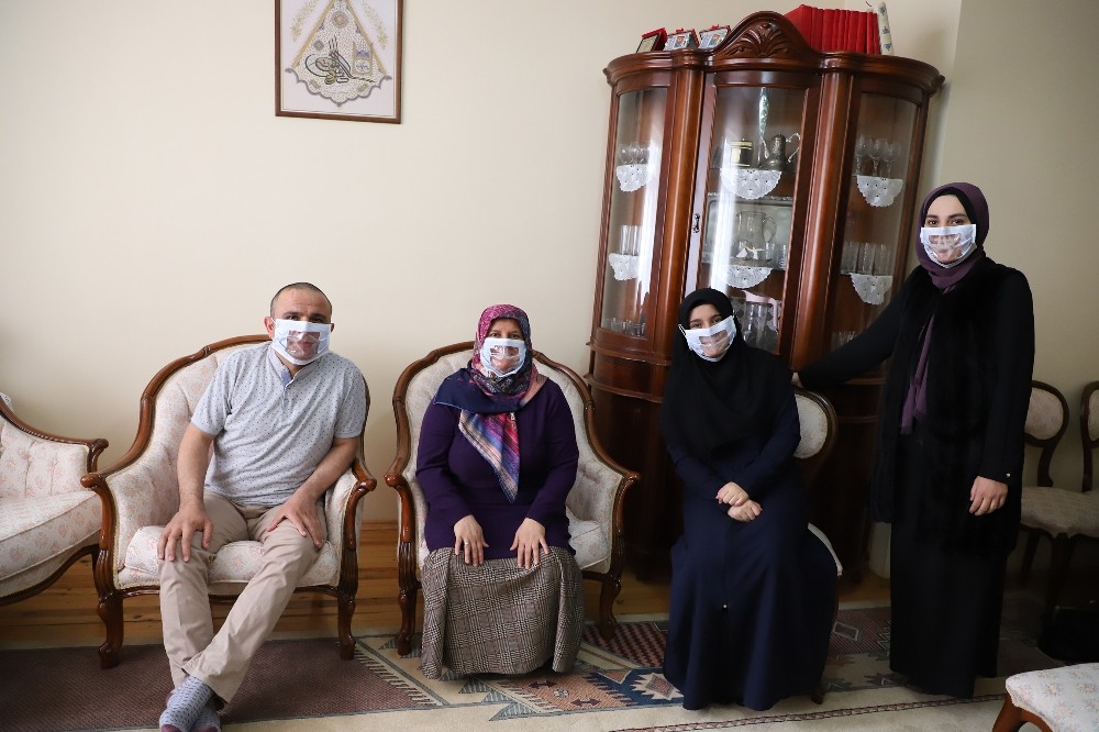 Konya Büyükşehir’den işitme engelliler için ağız kısmı şeffaf maske 