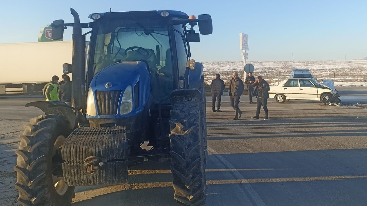 Konya Karapınar’da traktör ile otomobil çarpıştı: 1 yaralı