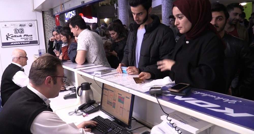 Konya Otogarında öğrenci yoğunluğu 