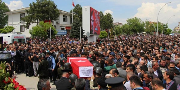 Konya şehidini binler son yolculuğuna uğurladı