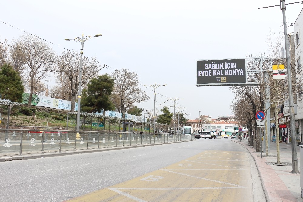 Konya trafik ışıklarında ve led ekranlarda ’evde kal’ çağrısı yapıldı 