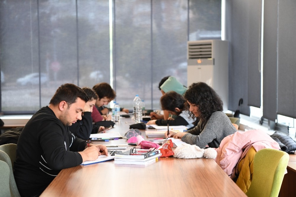 Konyaaltı Belediyesi Gençlik Lokaline yoğun ilgi 