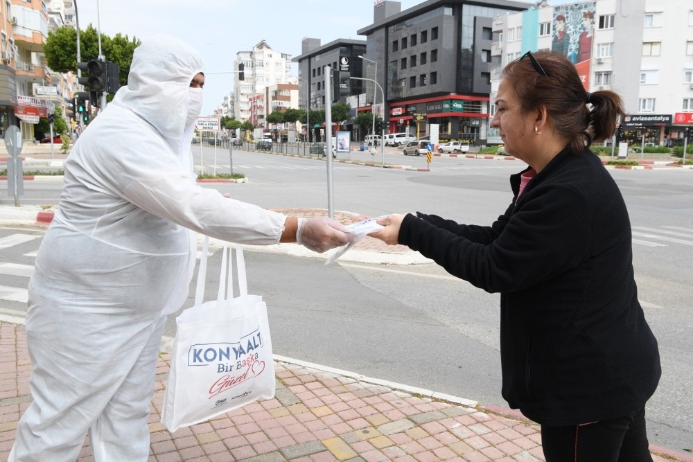 Konyaaltı Belediyesi sahada maske kiti dağıtıyor 