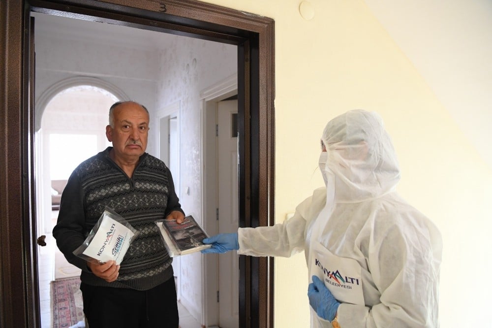 Konyaaltı Belediyesi’nden evde kalanlara kitap hediyesi 
