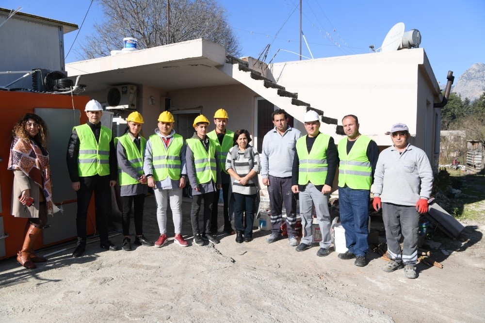 Konyaaltı Belediyesinden evleri kötü durumda olan aileye yardım eli 
