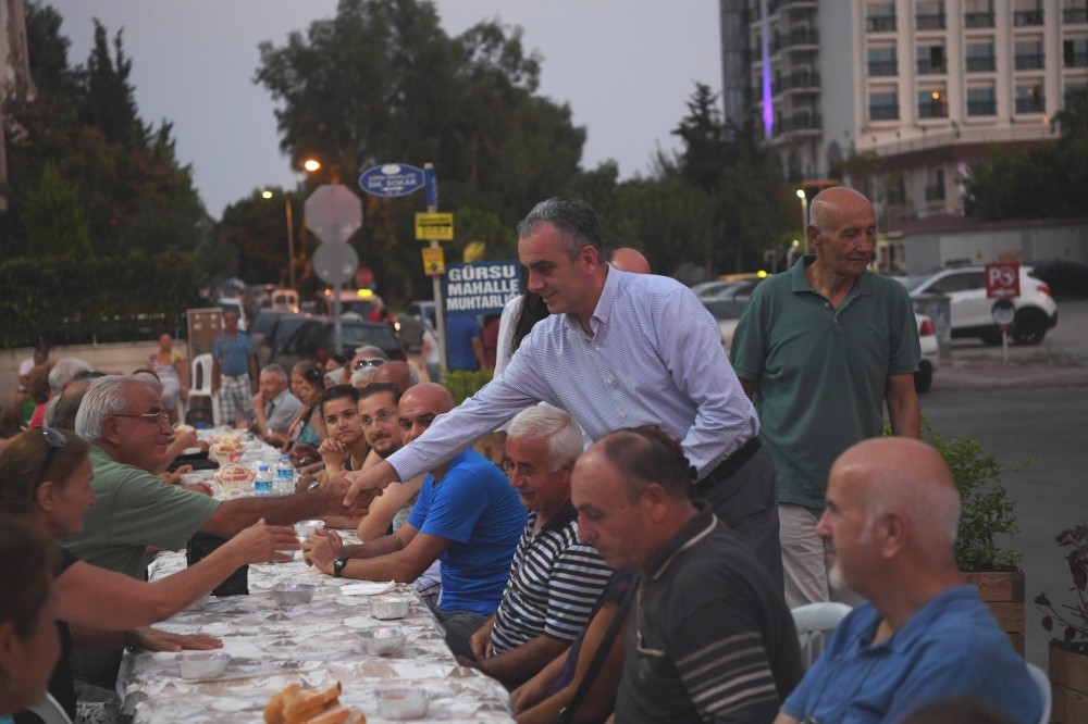 Konyaaltı Cemevi’nde oruç lokması dağıtıldı 
