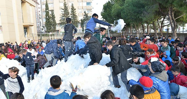 Okul bahçesinde kar heyecanı