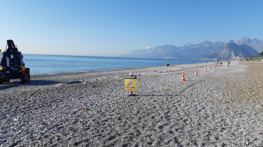 Konyaaltı sahili sezona hazırlanıyor 