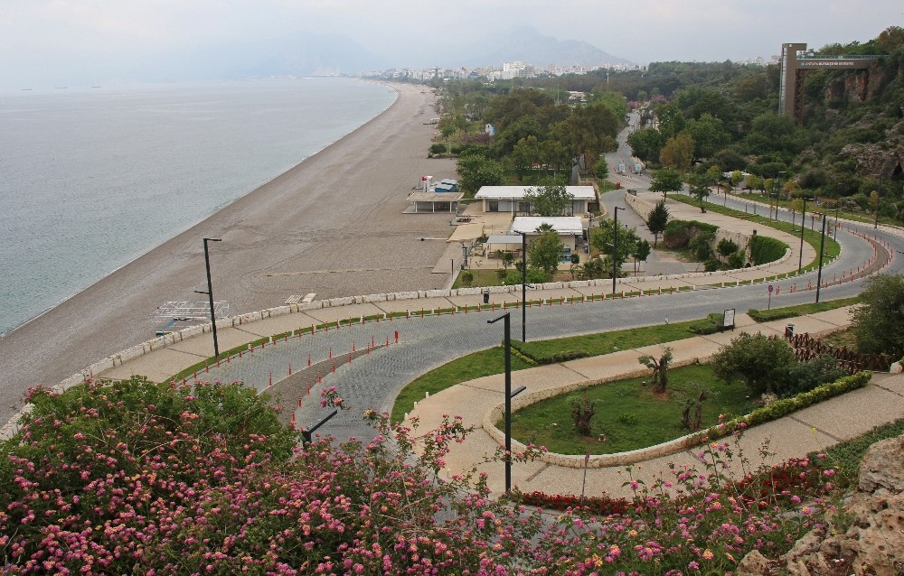 Konyaaltı Sahili yaz sezonuna hazırlanıyor 