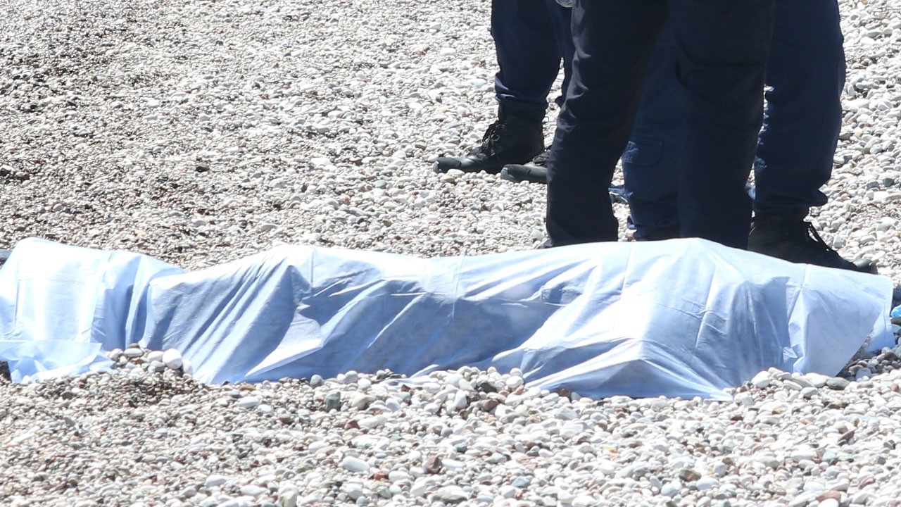 Konyaaltı Sahili'nde şüpheli ölüm