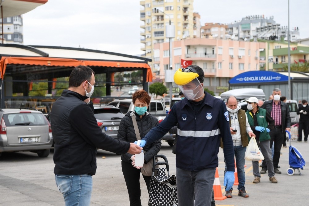 Konyaaltı semt pazarlarında sosyal mesafe korunuyor 