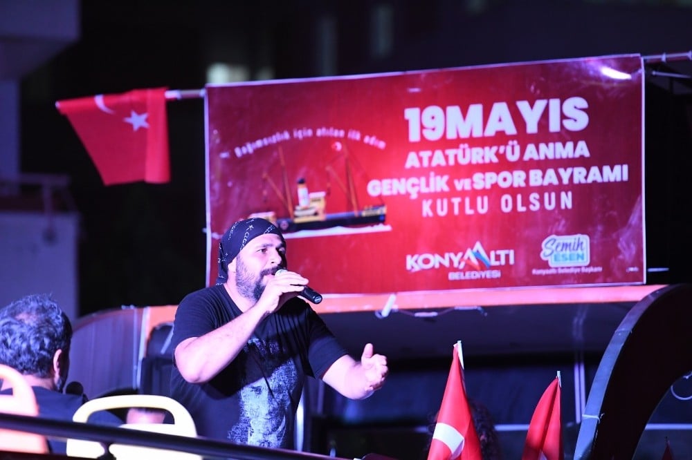 Konyaaltı’nda 19 Mayıs coşkusu balkonlara taştı 