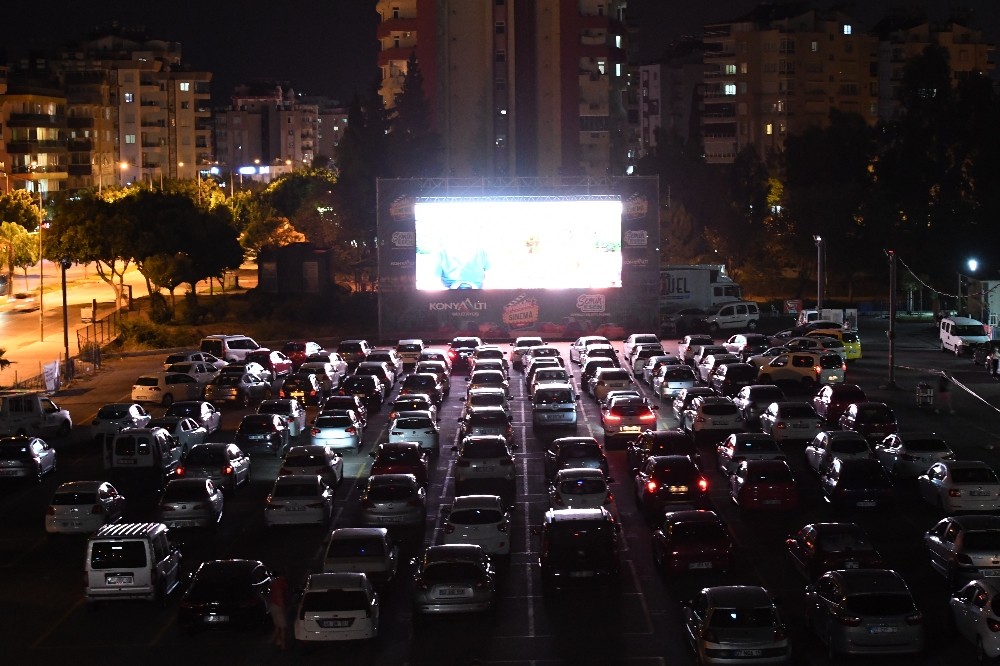Konyaaltı’nda ‘arabada sinema’ keyfi devam ediyor 