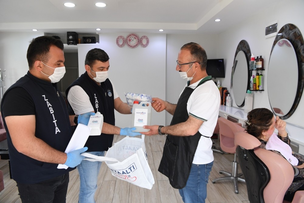 Konyaaltı’nda berber ve kuaförlere sağlık kiti 