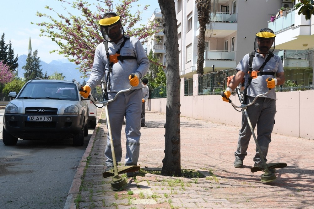 Konyaaltı’nda sokak ve kaldırımlar temizleniyor 