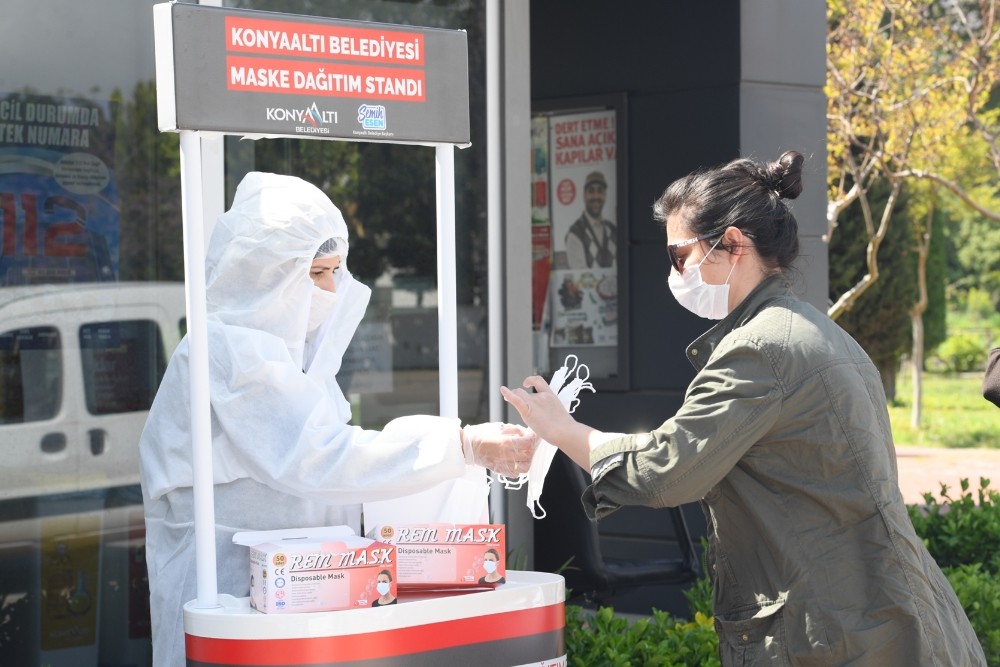 Konyaaltı’nda vatandaşa ücretsiz maske dağıtımı devam ediyor 