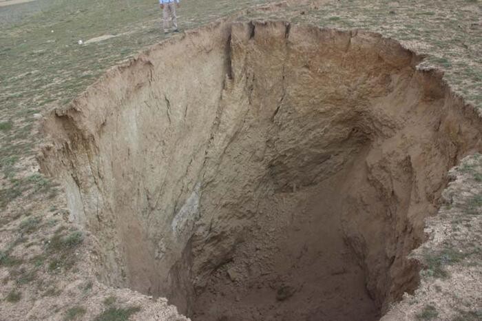 Konya'da resmen yer yarıldı! 15 metre derinliğinde obruk oluştu