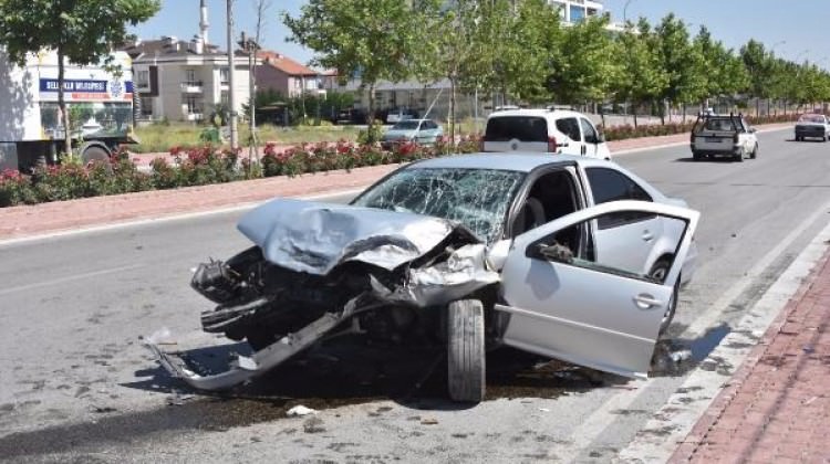 Konya'da 2 otomobil çarpıştı: 1'i ağır 8 kişi yaralı
