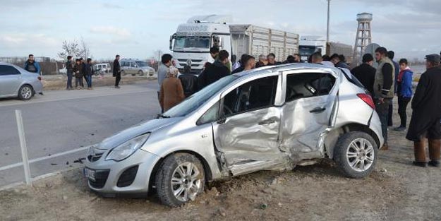 Konya'da 2 otomobil kafa kafaya çarpıştı! 5 kişi yaralandı