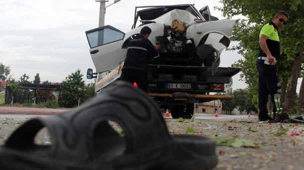 Konya’da ağaca çarparak hurdaya dönen otomobilden yaralı olarak kurtuldu