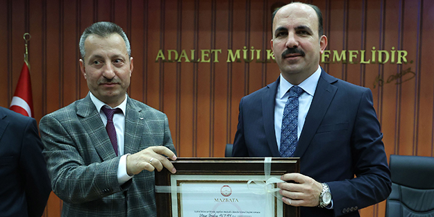 Konya'da AK Partili mevcut başkan mazbatasını aldı