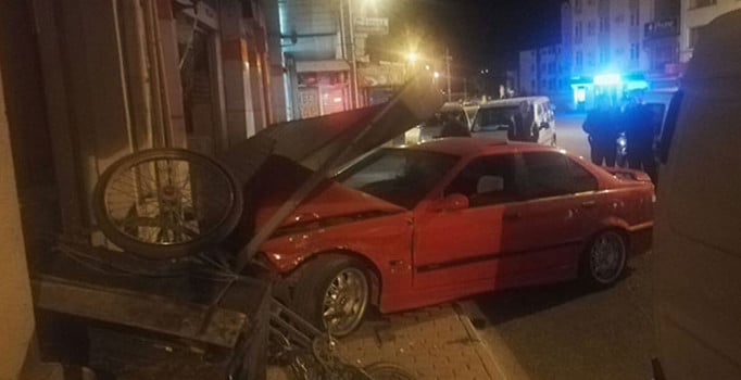 Konya'da alkollü sürücü önce bisiklete ardından iş yerine çarptı