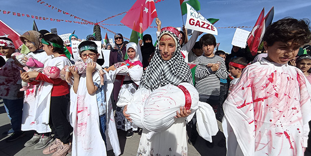 Konya'da anlamlı eylem! Anne ve çocukları Gazze'de öldürülen çocuklar için yürüdü