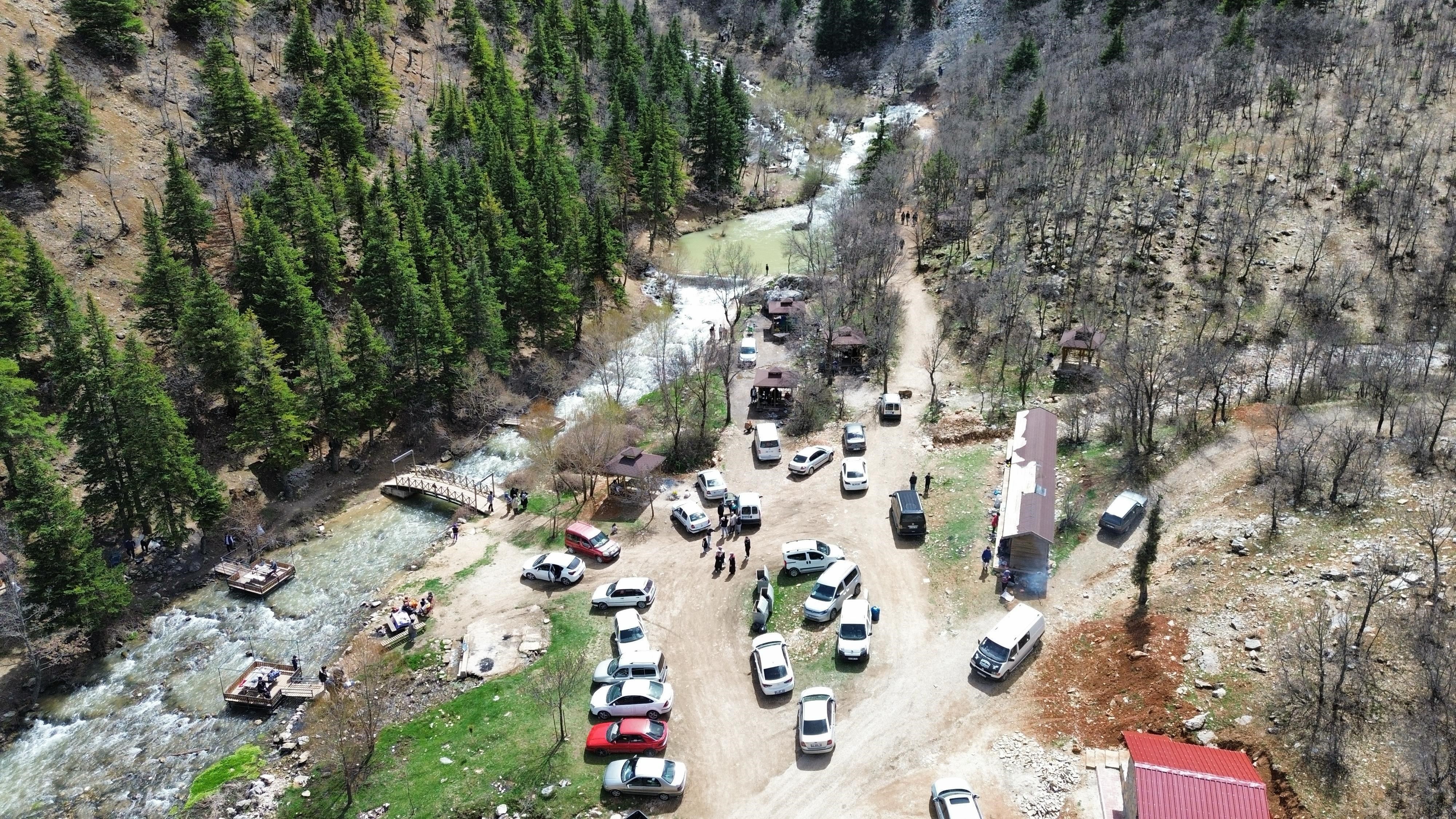 Konya’da Aygırdibi Şelalesi bayramda piknikçilerin akınına uğradı