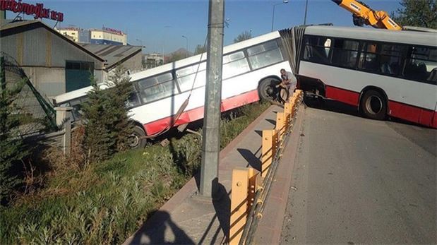 Konya'da belediye otobüsü köprü korkuluklarında asılı kaldı