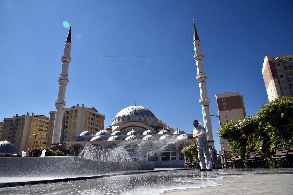Konya’da cami avluları cuma namazına hazırlanıyor 