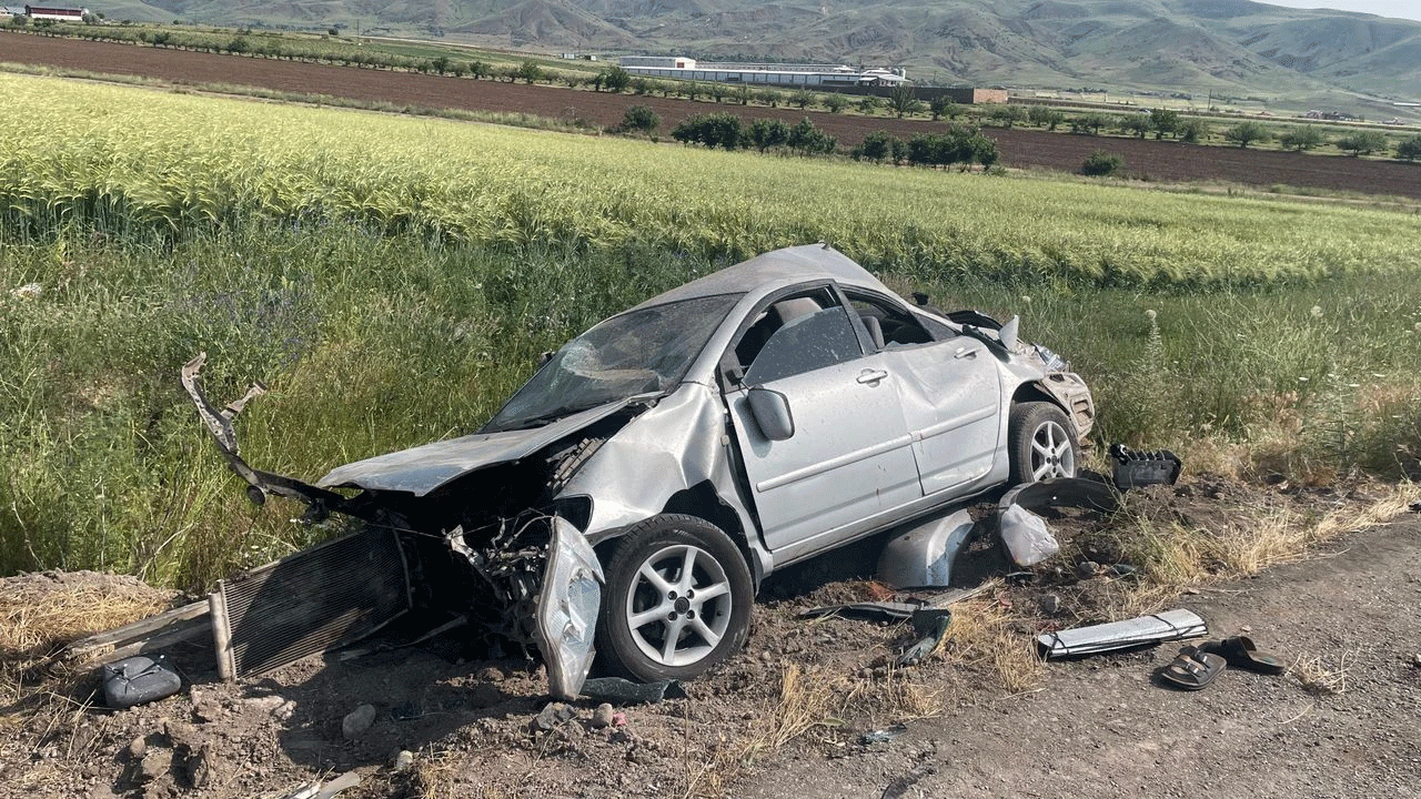 Konya'da devrilen otomobildeki 4 kişi yaralandı