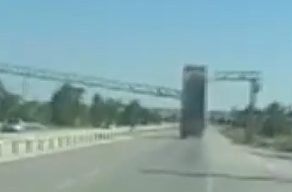 Konya'da dorsesi açılan tır EDS'yi yıktı! İşte o anlar