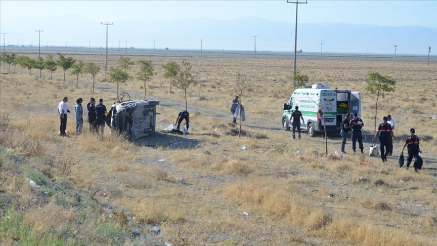 Konya'da düğünden dönen aile kaza yaptı: 2 ölü, 3 yaralı