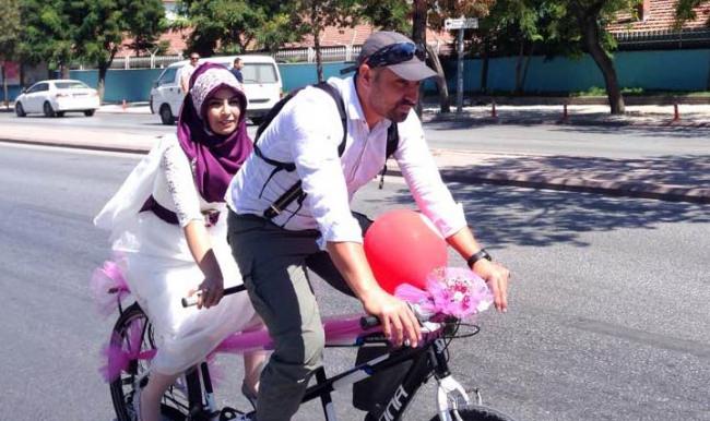 Konya'da düğüne araba yerine bisikletle gittiler