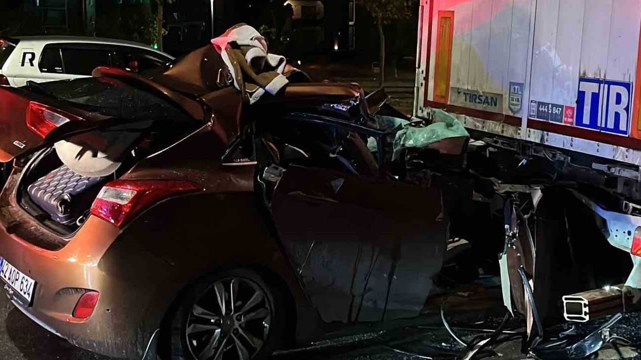 Konya’da duran tıra çarpan otomobilde iki kişi sıkıştı