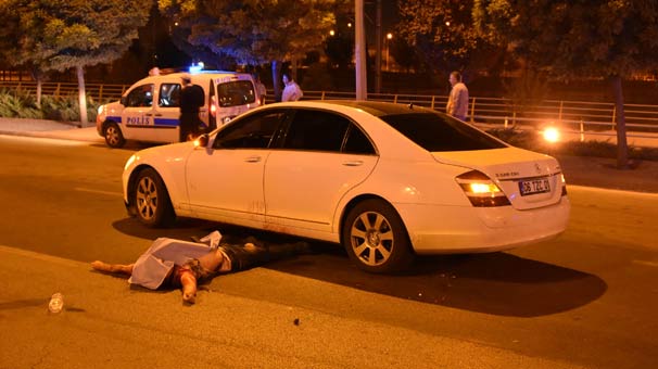 Konya'da elinde bıçakla yolun karşısına geçmeye çalışırken 2 araç ezdi