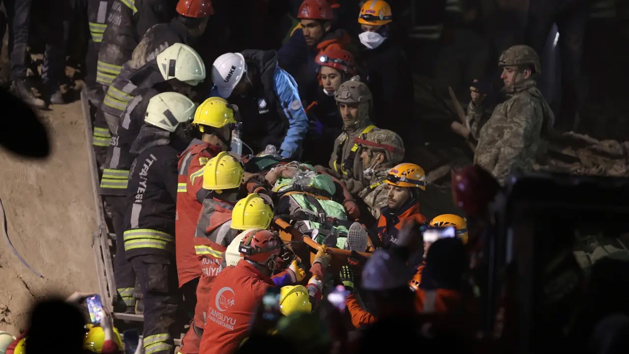 Konya'da enkaz altında kalan 5 kişiden 3'ü kurtarıldı