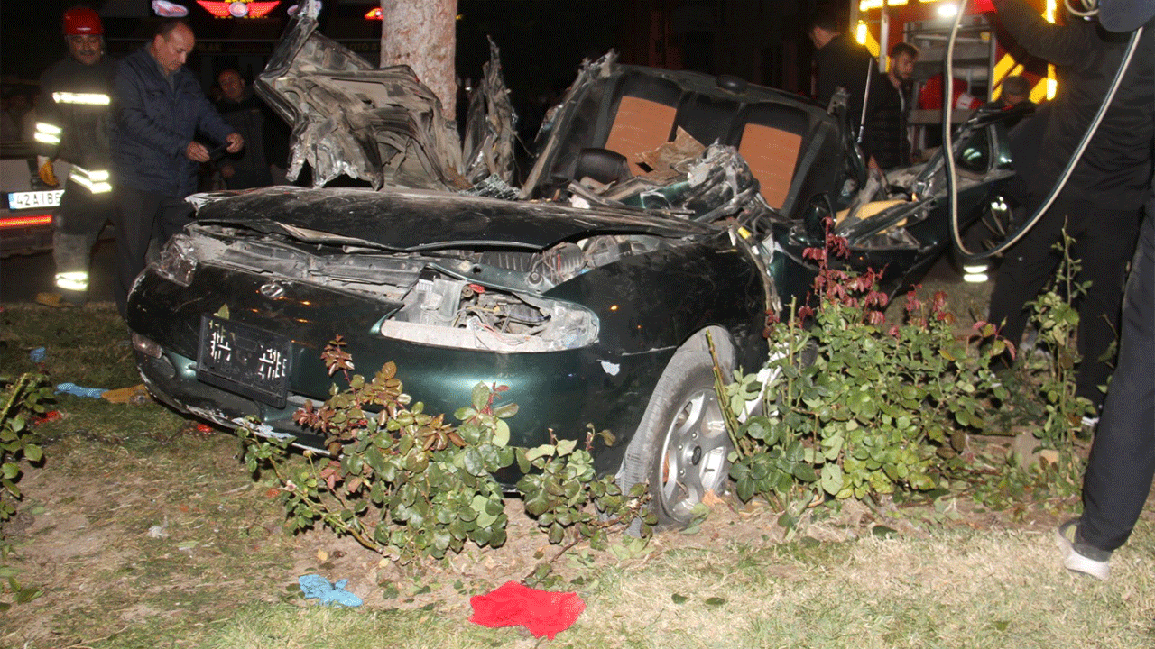 Konya’da feci kaza! Ağaca çarpan otomobilde 1 kişi hayatını kaybetti
