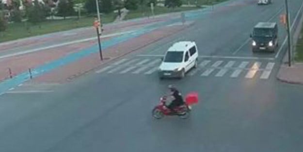 Konya'da feci kaza! Kırmızıda durmadı motosiklet sürücüsünü havaya uçurdu