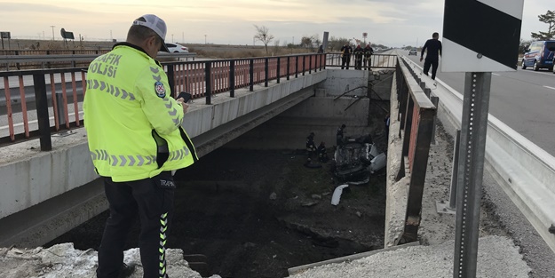 Konya'da feci kaza! Otomobil tahliye kanalına uçtu